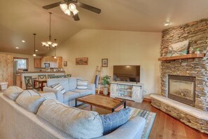 Smart TV, fireplace - Pagosa Peak Mountain Views (Pagosa Springs)