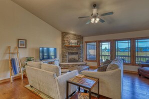 Smart TV, fireplace