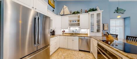 冷蔵庫、電子レンジ、オーブン、コンロ