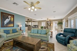 Een smart-tv en een open haard