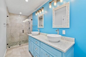 Shower, towels - 4 Bedroom Beachfront Home Near Pier Park! Gorgeous Unit with 2 Master Bedrooms. Sleeps 10! (Panama City Beach)