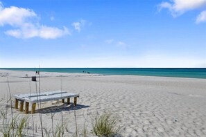 På stranden