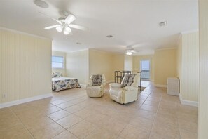 6 bedrooms, free WiFi, bed sheets - CFLAT - Large, luxurious beachfront home located within walking distance to Pier Park (Panama City Beach)