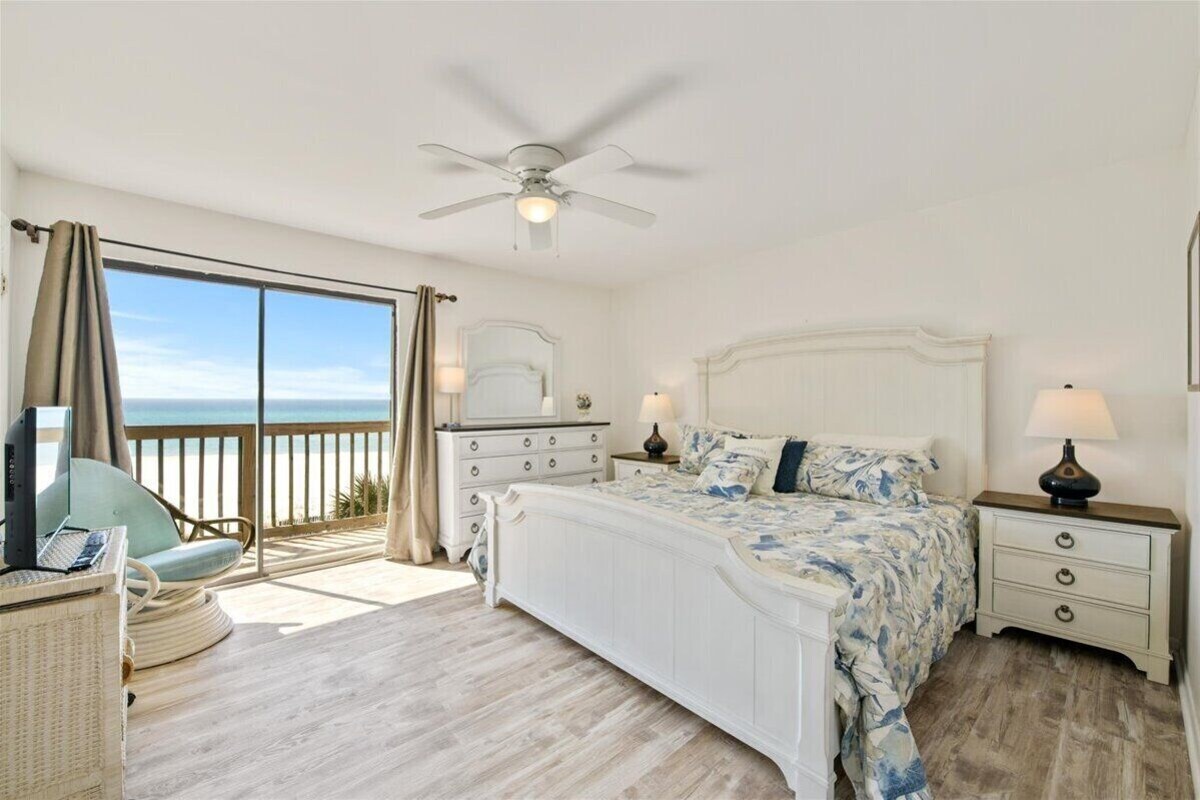 Beach front! Pet Friendly Townhome. West end PCB. Sleeps 6!