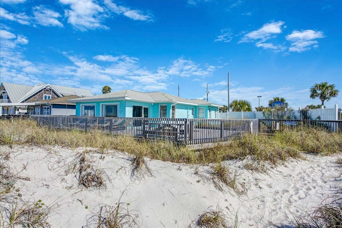 Pet friendly beach front home next to PCB dog beach. Walk to Pier Park! Sleeps 8!