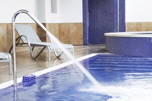 Un sauna, una bañera de hidromasaje