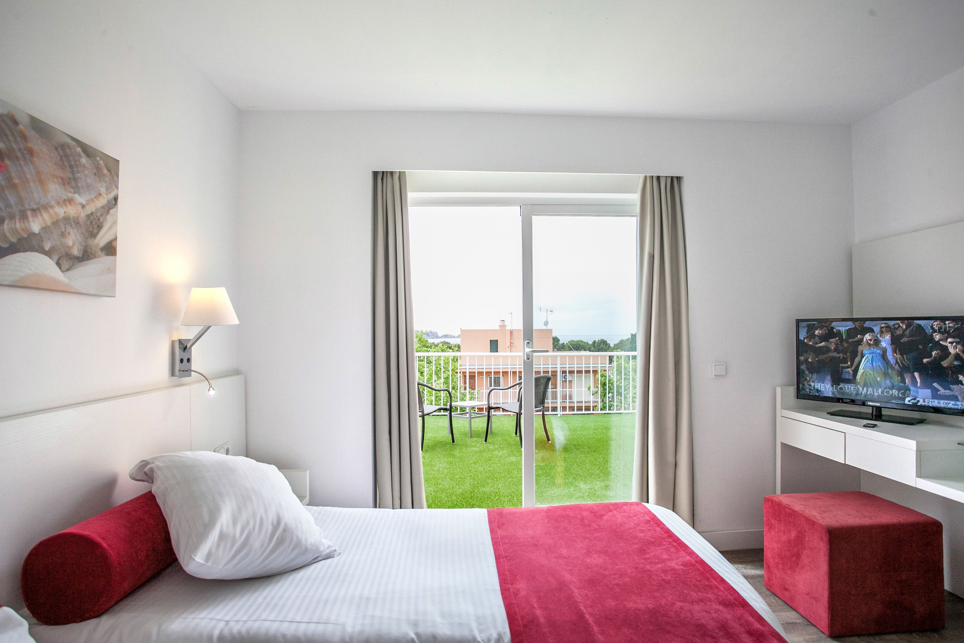 Een kluis op de kamer, een bureau, een laptopwerkplek, gratis wifi