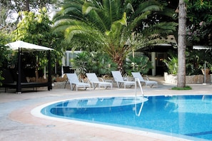 A swimming pool with lounge chairs and a gazebo. - Hotel Morlans Garden (Calvia)