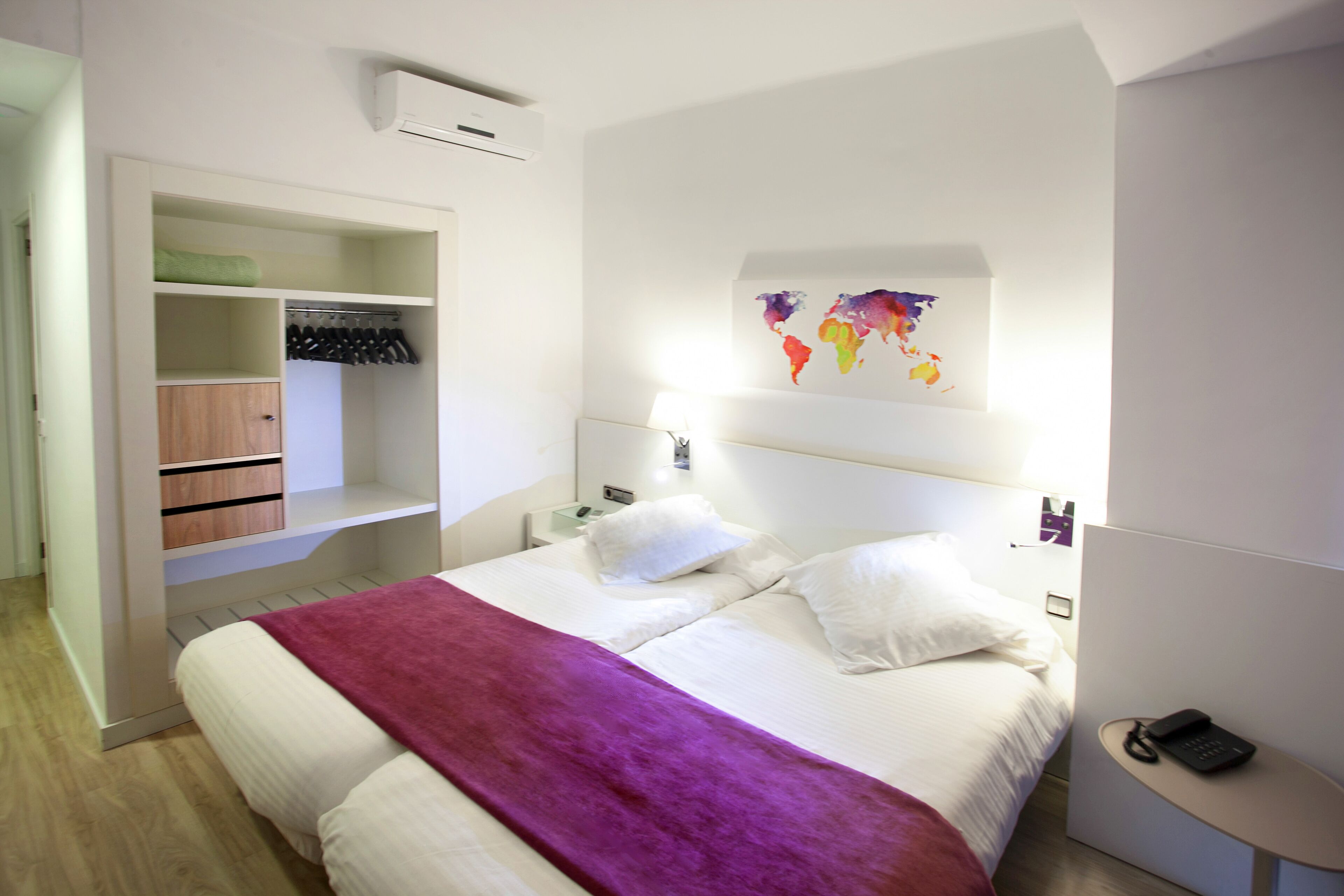 Caja de seguridad en la habitación y escritorio 