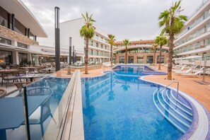 Piscina externa, espreguiçadeiras