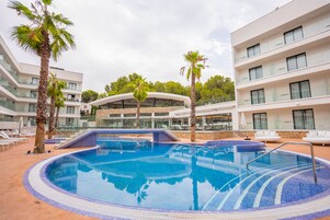 Outdoor pool, sun loungers