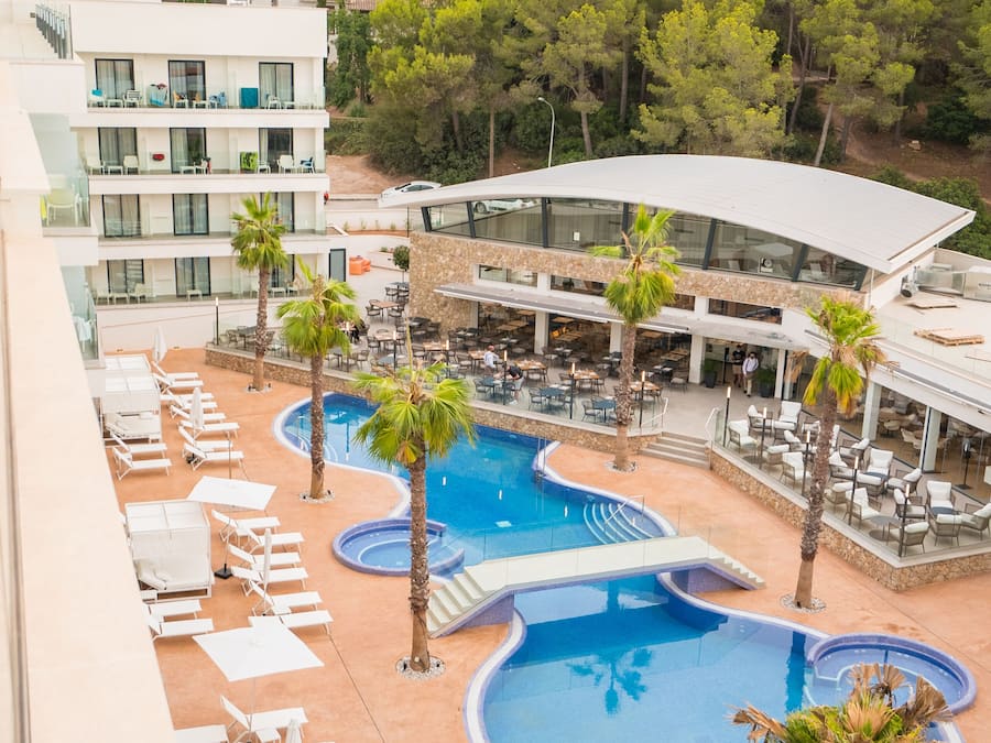 Una piscina al aire libre, sillones reclinables de piscina