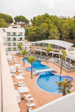 A hotel with multiple swimming pools, outdoor seating areas, and palm trees. - Hotel Morlans Suites - Adults Only (Calvia)