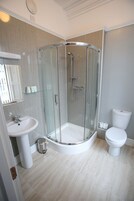 Habitación familiar | Baño | Ducha, secador de pelo, toallas y jabón
