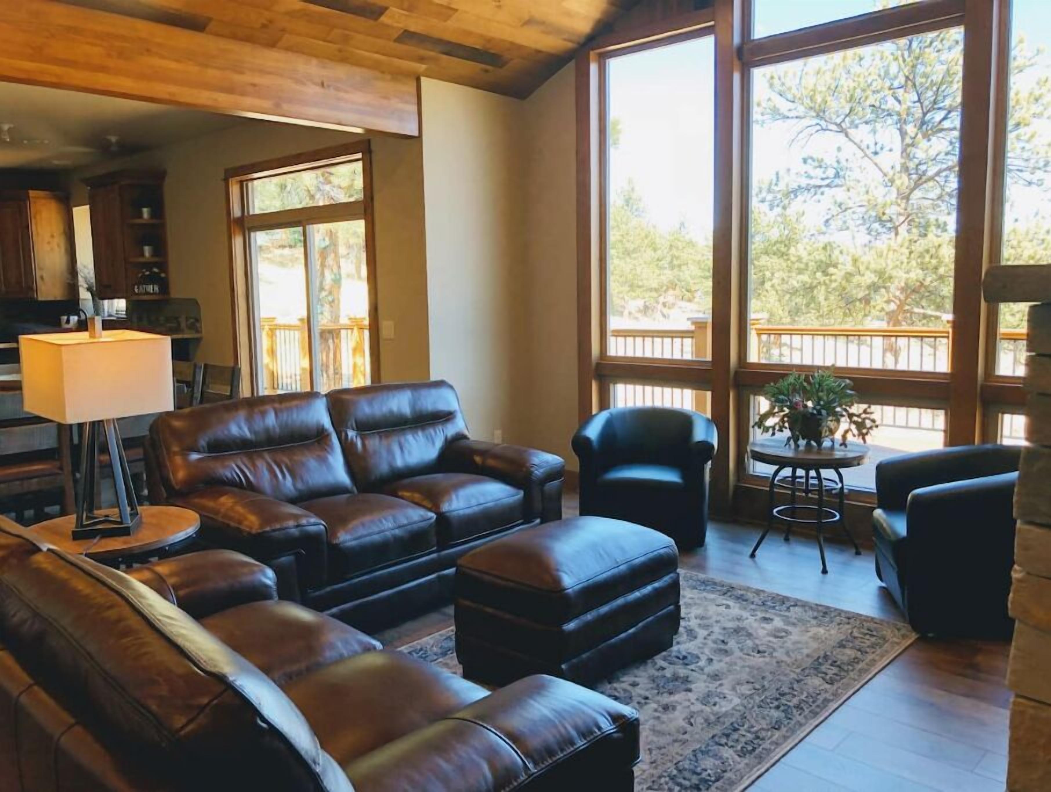 スマートテレビ、暖炉、DVD プレーヤー、テーブルサッカー台