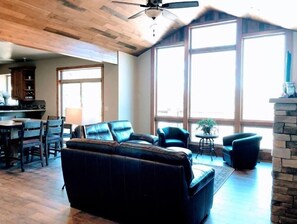 Smart-tv, eldstad, dvd-spelare och bordsfotboll