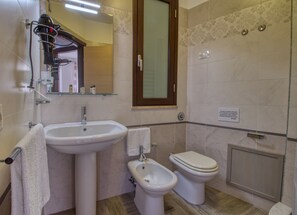 Shower, free toiletries, hair dryer, bidet