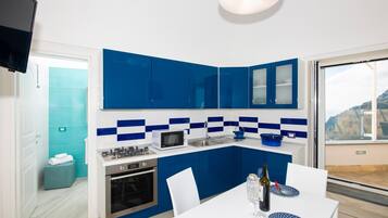 Kühlschrank, Mikrowelle, Ofen, Herdplatte