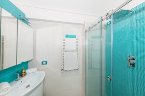 Shower, hair dryer, bidet, towels