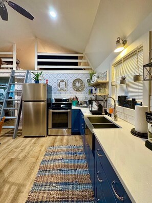 Kylskåp, mikrovågsugn, ugn och spishäll