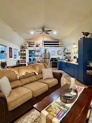 Smart-TV, DVD-Player, Bücher, Videothek