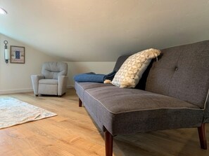 Smart-TV, DVD-Player, Bücher, Videothek