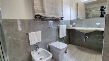 Dusche, Haartrockner, Bidet, Handtücher