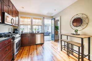 Een koelkast, een magnetron, een oven, een kookplaat