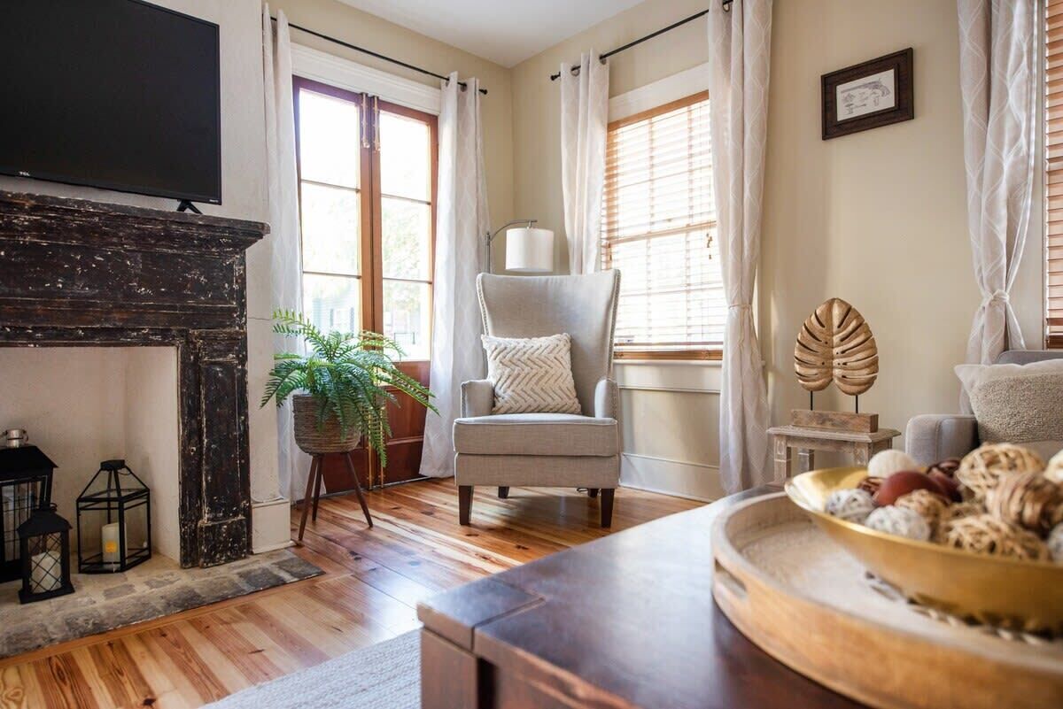 Televisor, llar de foc i oficines 