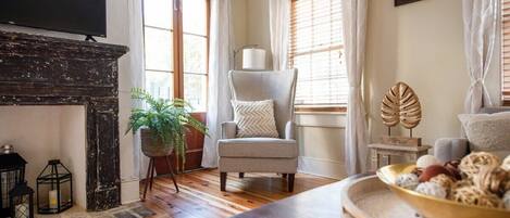 Televisie, een open haard en een kantoor