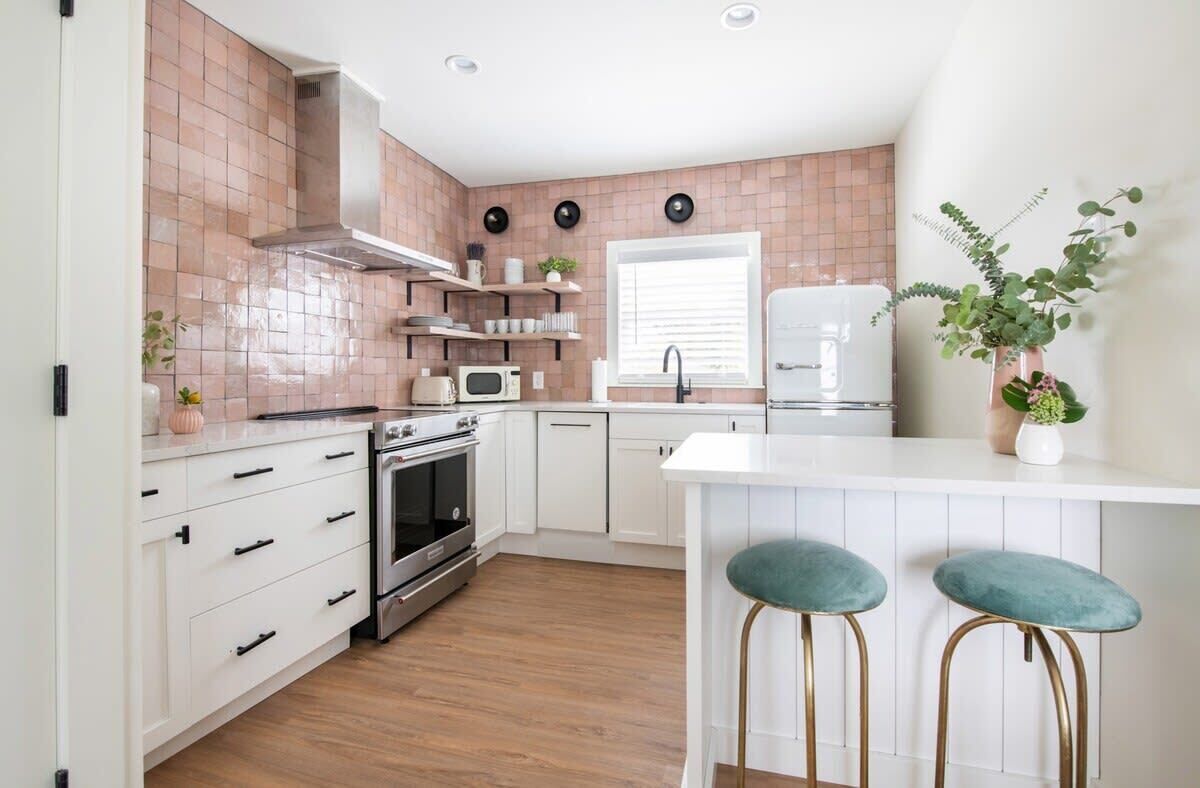 Refrigerador, microondas, horno y parrilla de estufa 