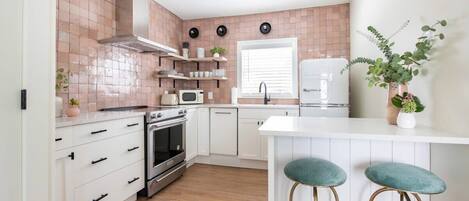 Een koelkast, een microgolfoven, een oven, een kookplaat