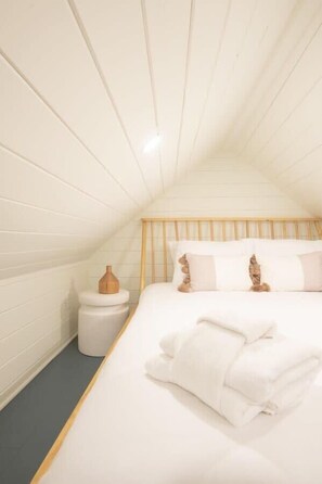 2 habitaciones, tabla de planchar con plancha, cuna de viaje y wifi 
