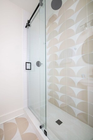 Shower, hair dryer, towels, shampoo