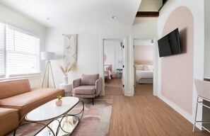 2 habitaciones, tabla de planchar con plancha, cuna de viaje y wifi 