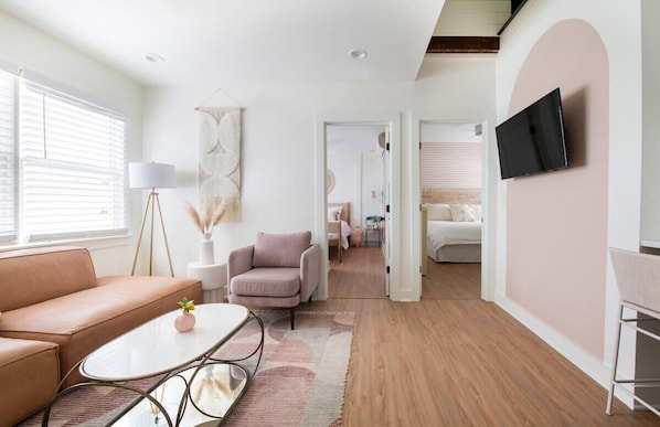 2 habitaciones, tabla de planchar con plancha, cuna de viaje y wifi