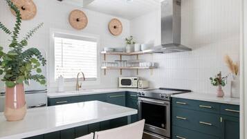 Refrigerador, microondas, horno y parrilla de estufa