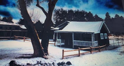 BBZ Bunkhouse - Cozy and Close to Town; Yet Secluded In The Great Outdoors!