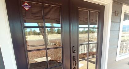 BBZ Bunkhouse - Cozy and Close to Town; Yet Secluded In The Great Outdoors!