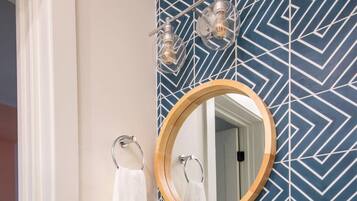 Chuveiro, secador de cabelo, toalhas de banho