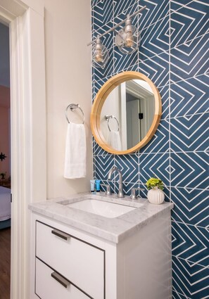 Chuveiro, secador de cabelo, toalhas de banho 