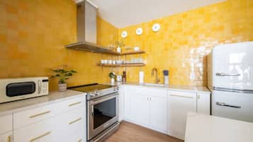 Refrigerador, microondas, horno y parrilla de estufa