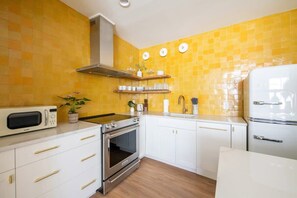 冰箱、微波炉、烤箱、炉灶