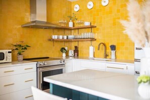 Kühlschrank, Mikrowelle, Ofen, Herdplatte