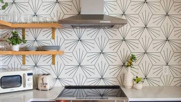 Køleskab, mikrobølgeovn, ovn, kogeplade