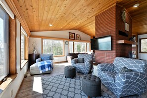 Smart-TV, Kamin, Bücher, Streaming-Dienste