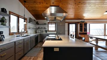 Full-sized fridge, microwave, oven, stovetop