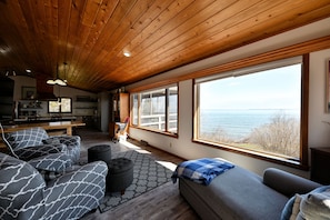 Smart TV, fireplace, books, streaming services