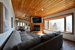 Smart TV, fireplace, books, streaming services