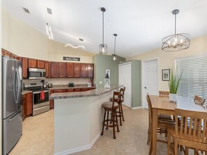 冷蔵庫、電子レンジ、オーブン、コンロ